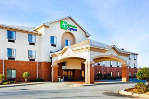  Holiday Inn Express Forest City, an IHG Hotel  Форест Сити